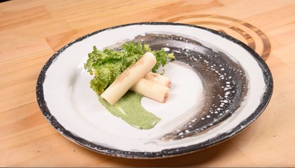 Palmito Relleno de Crema de Cerdo con Kale Frita y Salsa Verde