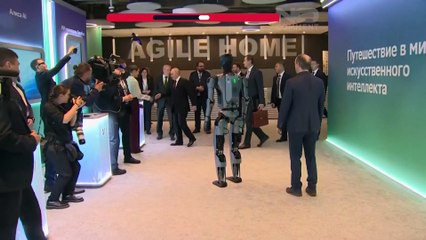 Putin'i yapay zeka konferansında dans eden robot karşıladı
