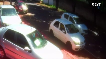 Câmera de segurança registra o momento em que mulher fica ferida após colidir com porta de veículo aberta em Cascavel