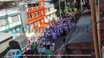 Estudiantes del Colegio Marco Antonio Silva con trajes típicos por el barrio El Remanso en Puente Aranda