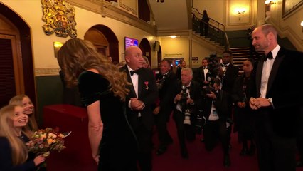 Kate given with posies by twins before Royal Variety show