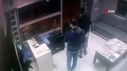 Taksi şoförüyle tartışıp 3 el ateş etti: O anlar güvenlik kamerasına yansıdı