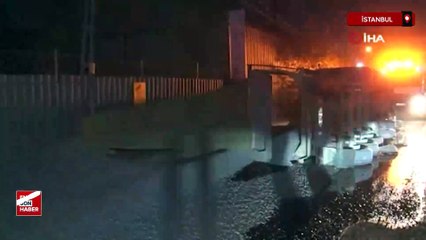 İstanbul Eyüpsultan'da kontrolden çıkan hafriyat kamyonu yan yattı