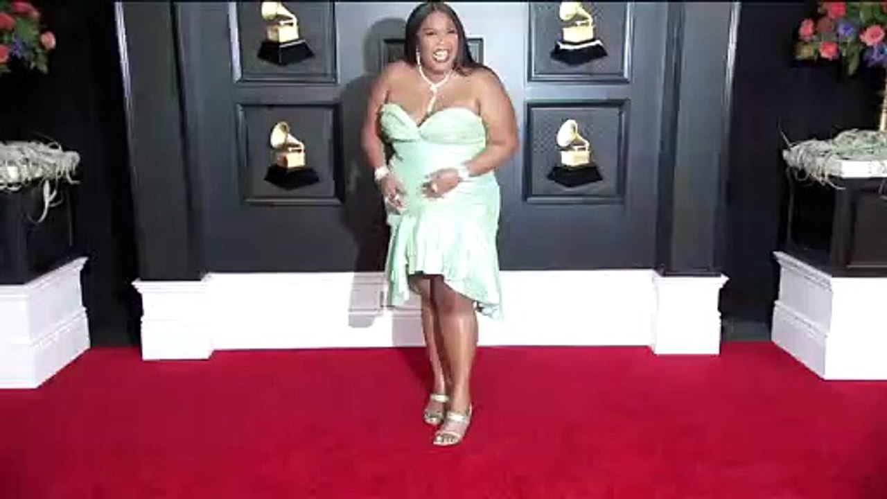 Lizzo Hits The People’s Choice Awards Red Carpet In Stunning Blue Patterned Dress