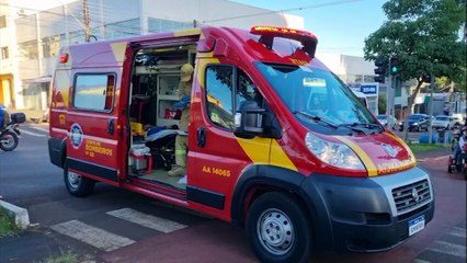 Levado para a UPA: Motociclista sofre ferimentos no ombro e nos braços em queda no Centro de Cascavel