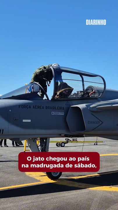 Gripen F-39 decola em seu primeiro voo no Brasil