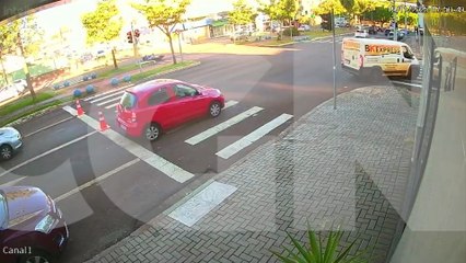 Câmeras flagram acidente que deixou piloto ferido na Avenida Barão do Rio Branco