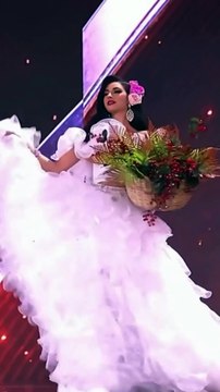 Miss El Salvador en traje típico durante la gala preliminar de Miss Universo 2025