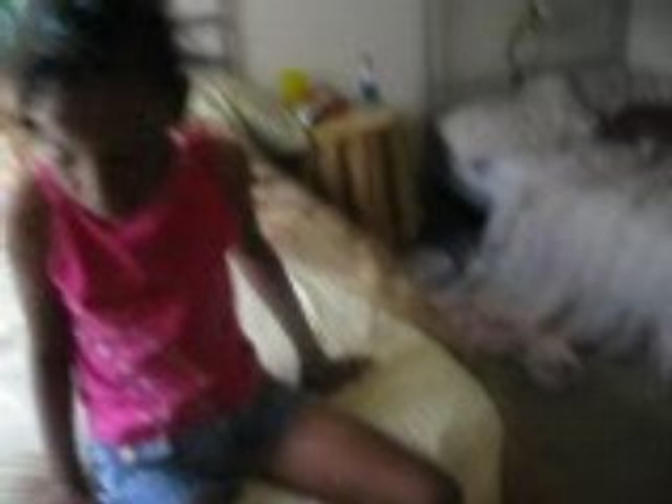 Little Girls Dancing to Lights Out - video Dailymotion