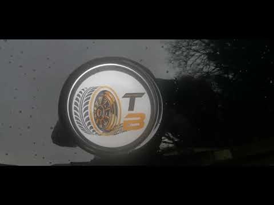 Individuelle Fahrzeug-Embleme als Werbemöglichkeit - BMW M550i (G30) mit tuningblog 3D Gel-Logo