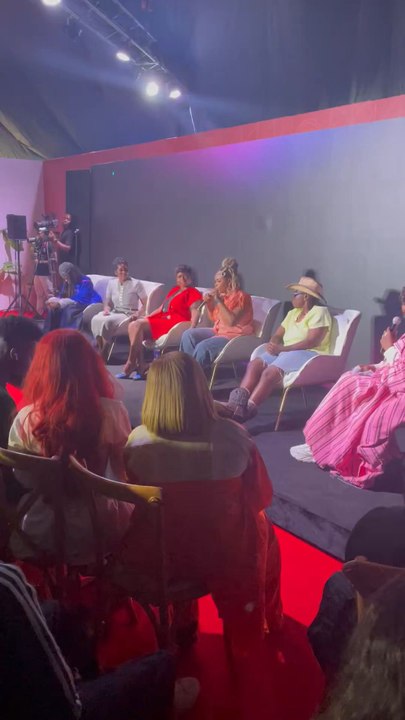 Tiwa Savage in tears as Yemi Alade gives her her flowers❤️👸🏾