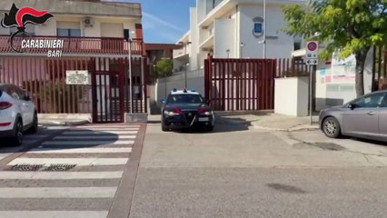 Modugno: bilico carico di parti smontate di automobili pronto per partire. Tre arresti