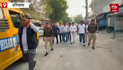 हिसार हांसी पुलिस की सख्त कार्रवाई, 61 मुकदमों में वांछित गैंगस्टर को बाजार में घुमाया गया