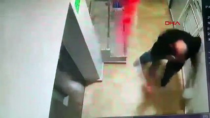 Aldattığını öne sürdüğü eşini darbetti, sevgilisini de bıçakladı