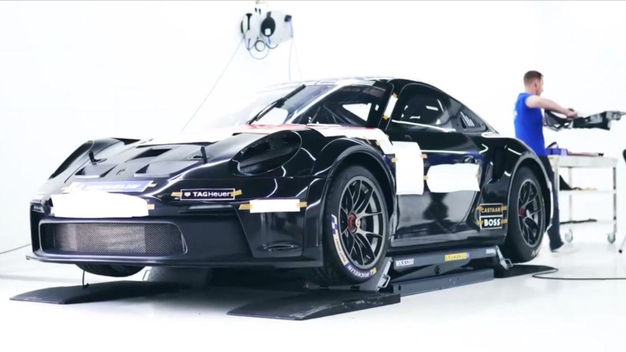 GT3 Cup 992 Folierung: Von Silber zur schwarzen Rennmaschine!