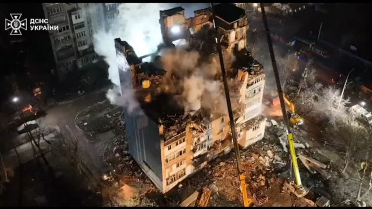 Ucraina, un palazzo sventrato da un attacco aereo russo a Ternopil