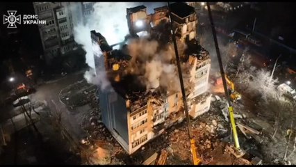 Ucraina, un palazzo sventrato da un attacco aereo russo a Ternopil