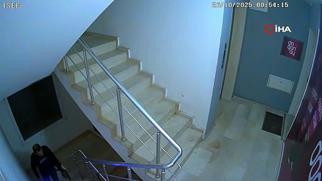 Adana’da cezaevinden firar eden bir şüpheli, bir ay içinde aynı şalgam bayisine iki kez girip hırsızlık yaptı. Güvenlik kameralarına yakalanan zanlı, yakalandığında “Saklanacak yer arıyordum, şeytana uyup hırsızlık yaptım” diyerek kendini savundu.