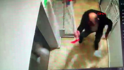 Yasak aşk ortaya çıktı! Eşini oğlunun arkadaşıyla otel odasında yakaladı, çılgına döndü