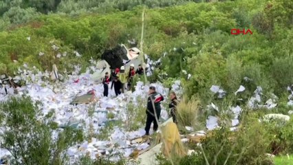 Bursa'da kağıt yüklü TIR uçurumdan yuvarlandı