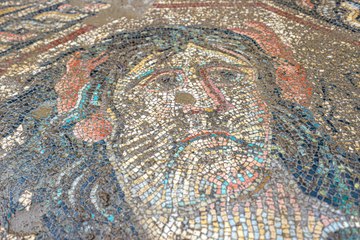 Beklenmedik bir anda ortaya çıktı: Asırlar öncesine ait bozulmamış taban mozaiği!