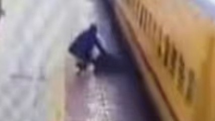 कांस्टेबल ने दौड़कर बचाई यात्री की जान, Video