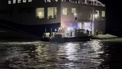 Güney Kore’de 267 kişiyi taşıyan yolcu feribotu karaya oturdu