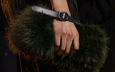 حقائب الفرو تعود إلى الواجهة في شتاء 2025