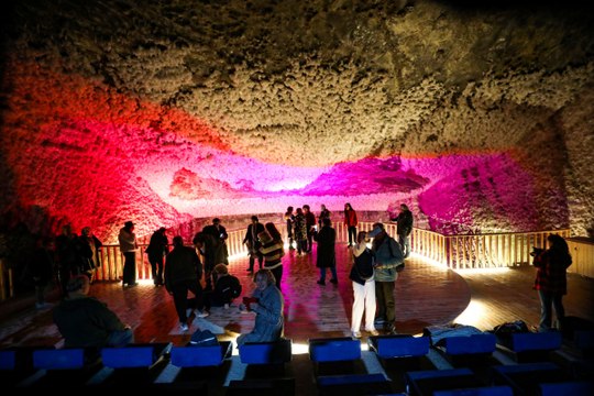 Türk Dünyası Korosu Tuzluca Tuz Mağaraları nda konser verdi