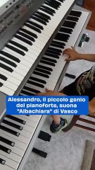 Alessandro, il piccolo genio del pianoforte, suona "Albachiara" di Vasco