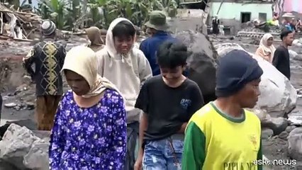 Indonesia, il ritorno nel villaggio distrutto dalle eruzioni a Giava