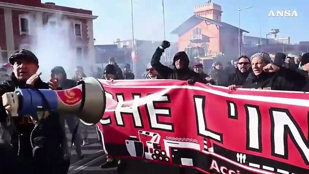 Ex Ilva, il corteo degli operai allo stabilimento di Genova Cornigliano