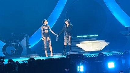 Il live di Annalisa al Palasport: a sorpresa sale sul palco Elodie e insieme cantano «L'appuntamento» di Ornella Vanoni