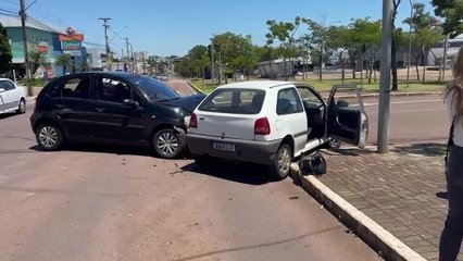 Gol e Citroën C3 colidem em cruzamento semaforizado na Região do Lago