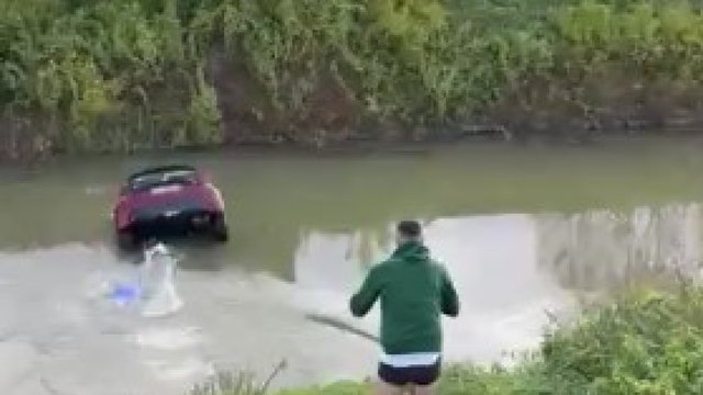 Padova, auto nel canale: in due si tuffano per salvare il conducente. Il video