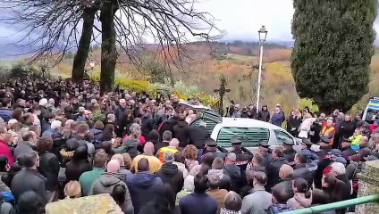 Funerale del piccolo Leo, "Supereroi" di Mr. Rain all'uscita della piccola bara bianca