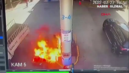 Yakıt alırken ateşlediği çakmak yangına sebep oldu! O anlar kamerada