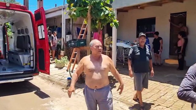 Homem é socorrido pelo Siate após queda de plano elevado no Loteamento Belmonte, em Cascavel