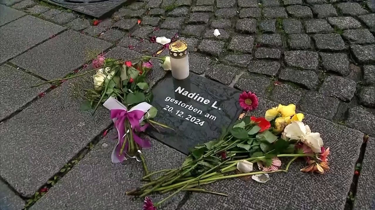 A Magdeburgo, in Germania, riapre il mercatino di Natale a un anno dall'attacco mortale con un'auto