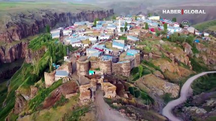 Bu köyün sakinleri kalede yaşıyor