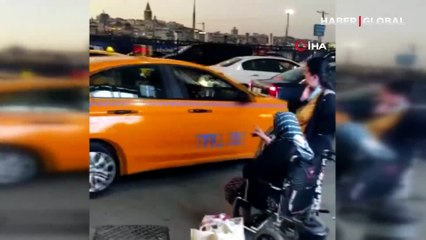 Eminönü'nde turistleri almak için, engelli ve yaşlı kadını araçlarına almayan taksiciler pes dedirtti!