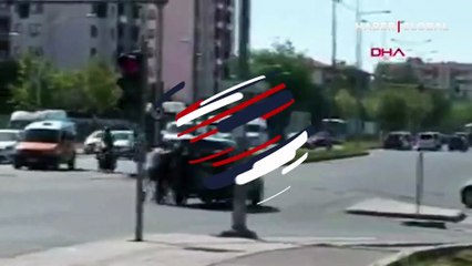 Motosikletli Yunus timleri, yakıtı biten aracı metrelerce böyle itti