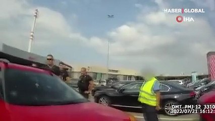 Ebeveynlerinin arabada bıraktığı küçük çocuğu polis kurtardı