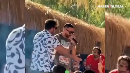 Konserinde yüzüne para atılan rapçi Murda hayranını azarladı: O paranın 200 katını suratına fırlatırım...