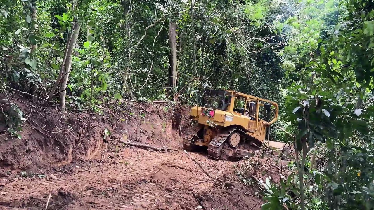 The Challenge of Splitting Mountains with a D6R XL Bulldozer