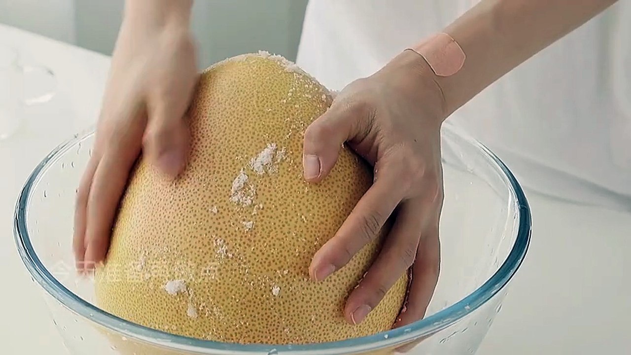 Today, I made soft candies using the flesh of a grapefruit, and the taste really blew me away. Go and collect the grapefruit peels you've been throwing away! #Grapefruit #Candy #food