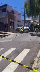 BH: colisão entre quatro veículos derruba portão de casa e deixa feridos no Aparecida