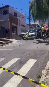 BH: colisão entre quatro veículos derruba portão de casa e deixa feridos no Aparecida