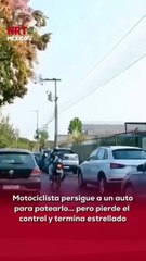 💥 Un motociclista persiguió a un automóvil para p@tearlo en movimiento, pero terminó perdiendo el control y ch0cando contra otro vehículo.