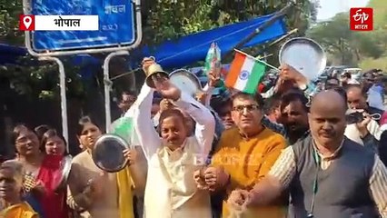 संविदा कर्मचारियों का राजधानी में हल्ला बोल, सरकार को वादा याद दिलाने के लिए बजाई घंटी-थाली